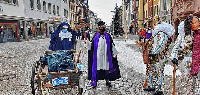 Eine freie Narrengruppe trifft zwei Villinger Narros am Fasnetmentig 2021. Angesichts der fast leeren City scheinen sie sich zu fragen: ...