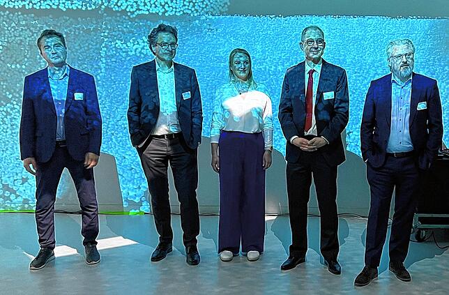 Die Macher der Linie 13: Harri Santamala (CEO des finnischen Technologieunternehmens Sensible 4) mit der Vereinsspitze von Swiss Transit ...