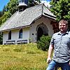 Ein Wahrzeichen der Gemeinde Häusern ist die Wittlisberger Kapelle, vor der Christoph Villinger (38) steht.