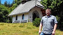 Ein Wahrzeichen der Gemeinde Häusern ist die Wittlisberger Kapelle, vor der Christoph Villinger (38) steht.