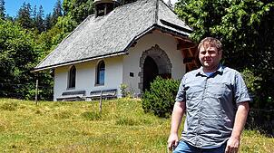 Ein Wahrzeichen der Gemeinde Häusern ist die Wittlisberger Kapelle, vor der Christoph Villinger (38) steht.