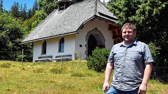 Ein Wahrzeichen der Gemeinde Häusern ist die Wittlisberger Kapelle, vor der Christoph Villinger (38) steht.
