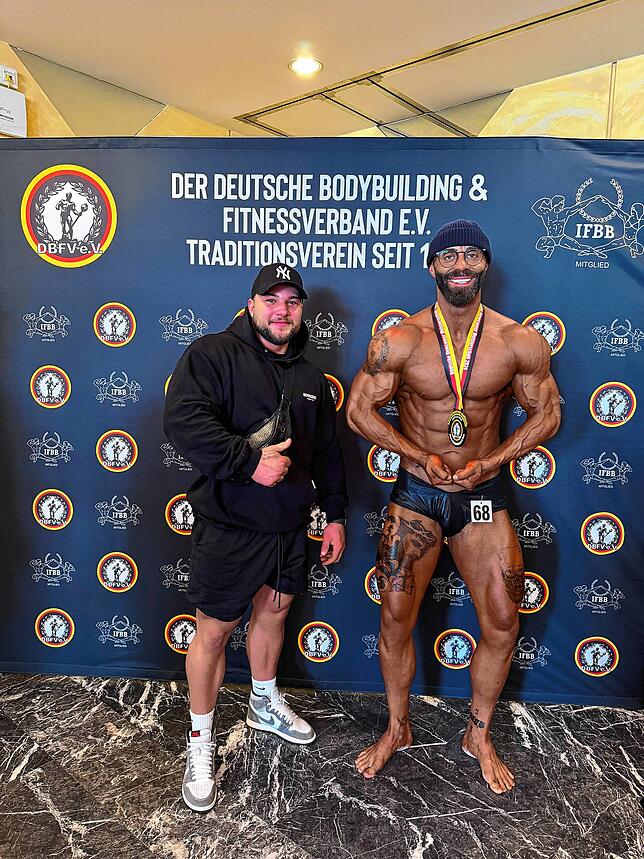 Theodor Tümpel bei seinem bisher größten Erfolg: Bei der NABBA Deutschen Meisterschaft in Trossingen im Mai 2024 wird er Vize-Meister in ...