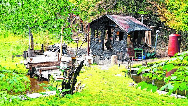 Auch eine Gartenhütte fällt der mutmaßlichen Brandstiftung im Hübschental zum Opfer (Archivbild August 2023). Ein Gutachter schließt vor ...
