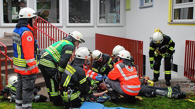 Üben für den Ernstfall: Nach dem Funkspruch „Mayday, Mayday, Mayday“ hat die Rettung des eigenen Kameraden höchste Priorität. Ein ...
