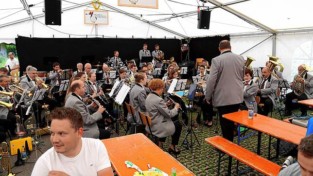Der Musikverein Steinach mit seinem Dirigenten Mathias Gronert ist  erstmals in Schönwald zu erleben. Foto: Hans-Jürgen Kommert