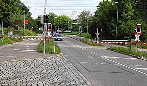 Am Wollmatinger Bahnhof ist der Bahnübergang durch Halbschranken gesichert. Laut der Deutschen Bahn seien diese sogar am sichersten.