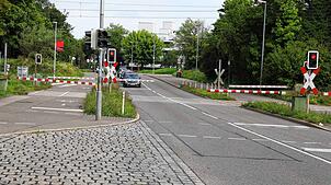 Am Wollmatinger Bahnhof ist der Bahnübergang durch Halbschranken gesichert. Laut der Deutschen Bahn seien diese sogar am sichersten.