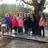 Große Freude herrscht auch bei den kleinen Ramsbergschülern über die Ortsmitte mit dem Spielplatz. Mit Rektorin Maria Baader singen sie ...