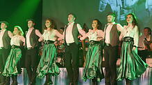 Irisches Temperament: Die sechs Tänzerinnen und vier Tänzer der &bdquo;Danceperados of Ireland&ldquo; boten mit ihrem Weihnachtsprogramm ...