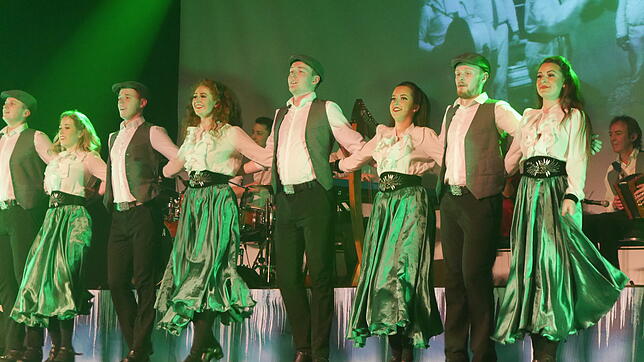 Irisches Temperament: Die sechs Tänzerinnen und vier Tänzer der &bdquo;Danceperados of Ireland&ldquo; boten mit ihrem Weihnachtsprogramm ...