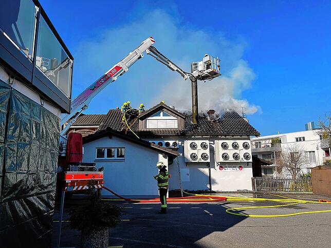 In einer Bäckerei in Goldach ist im Bereich der Backstube ein Brand ausgebrochen.