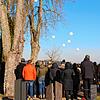 Weiße Luftballons ließen Angehörige am Dienstag auf dem Meßkircher Friedhof bei der Beerdigung der 44-Jährigen aufsteigen, die am 21. ...