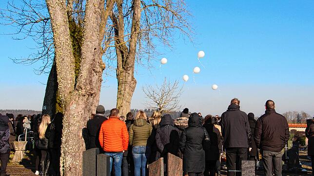 Weiße Luftballons ließen Angehörige am Dienstag auf dem Meßkircher Friedhof bei der Beerdigung der 44-Jährigen aufsteigen, die am 21. ...