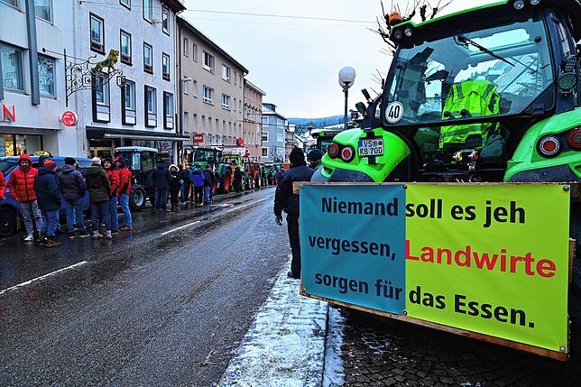 Mit deutlichen Protesten beziehen die Landwirte in Triberg Stellung.