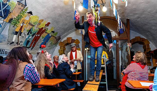 Springt er oder springt er nicht. Anselm Säger fällt zwar fast vom wackeligen Zehn-Meter-Sprungturm des neuen Hallenbades, doch ...