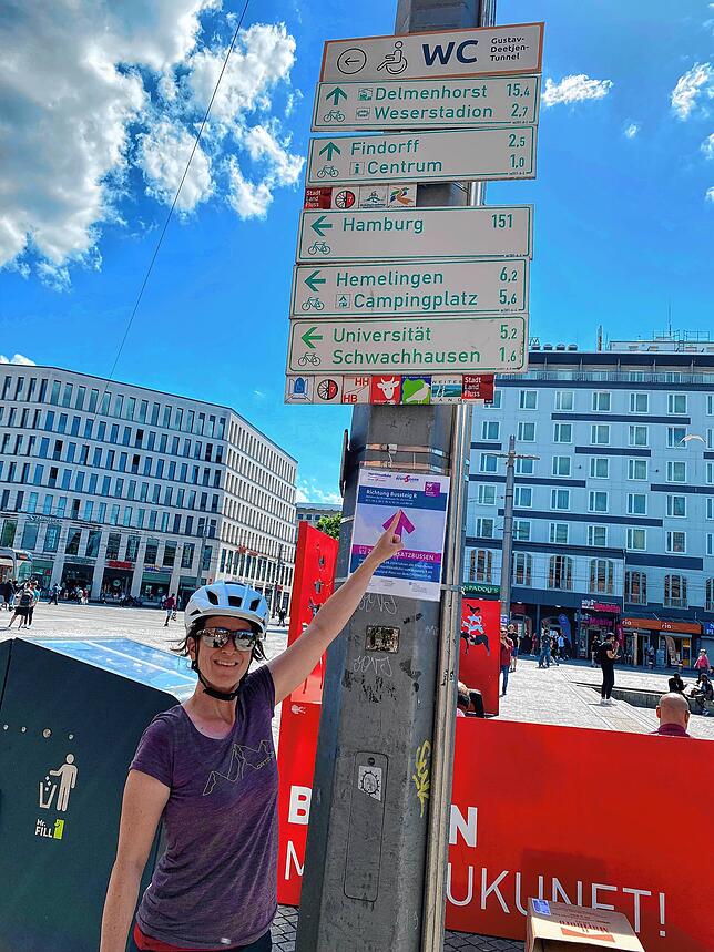 Silvia Georgi vor einer Radweg-Beschilderung in Bremen. Hier taucht das erste Mal auf ihrer 1250 Kilometer langen Fahrt mit ...