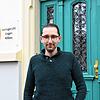 Robe trägt er nur im Gerichtssaal: Simon Pschorr vor seinem derzeitigen Arbeitsort, dem Singener Amtsgericht.