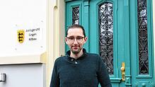Robe trägt er nur im Gerichtssaal: Simon Pschorr vor seinem derzeitigen Arbeitsort, dem Singener Amtsgericht.