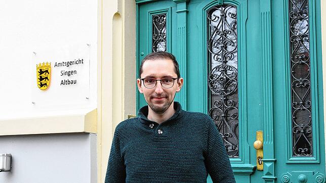 Robe trägt er nur im Gerichtssaal: Simon Pschorr vor seinem derzeitigen Arbeitsort, dem Singener Amtsgericht.