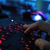 (Symbolbild) Ein Mann sitzt an einem Computer und tippt auf einer Tastatur. Bereits am 5. April konnten Beamte einen Mann festnehmen, ...