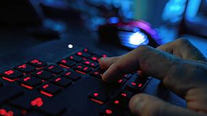 (Symbolbild) Ein Mann sitzt an einem Computer und tippt auf einer Tastatur. Bereits am 5. April konnten Beamte einen Mann festnehmen, ...