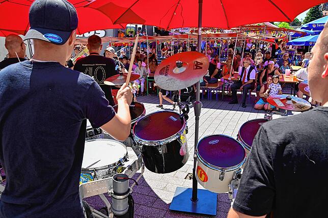 Bild 20: Stadtfest in St. Georgen: Viele Besucher schmückten das Fest. Gute Unterhaltung und schönes Wetter.