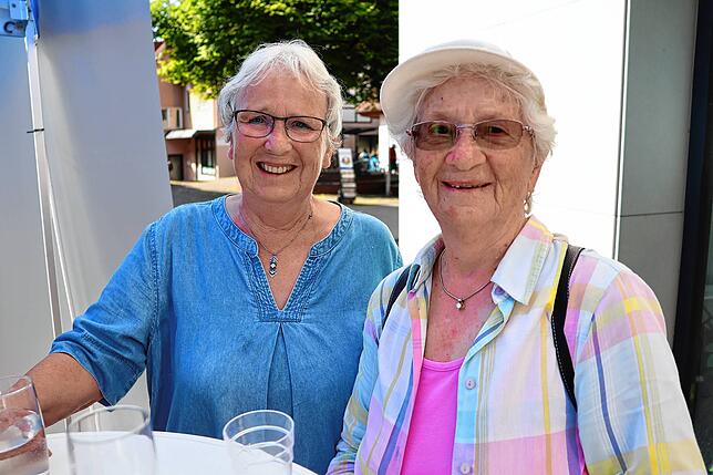 Antonia Dziewior und Betti Schmid mögen am SÜDKURIER, das sie über lokale Ereignisse informiert werden.