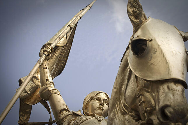 Statue der Jungfrau von Orléans in Paris: In Zeiten politischer, sozialer und institutioneller Blockaden, haben oft einzelne Frauen das ...