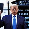 Kam nicht gut an: Vor der Kirche St. John hält Donald Trump die Bibel in die Höhe.