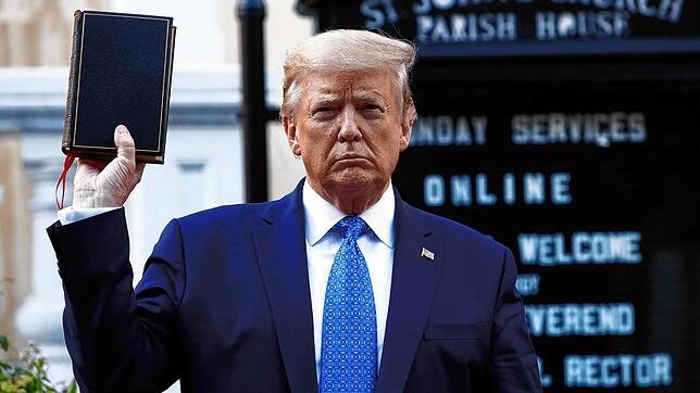 Kam nicht gut an: Vor der Kirche St. John hält Donald Trump die Bibel in die Höhe.