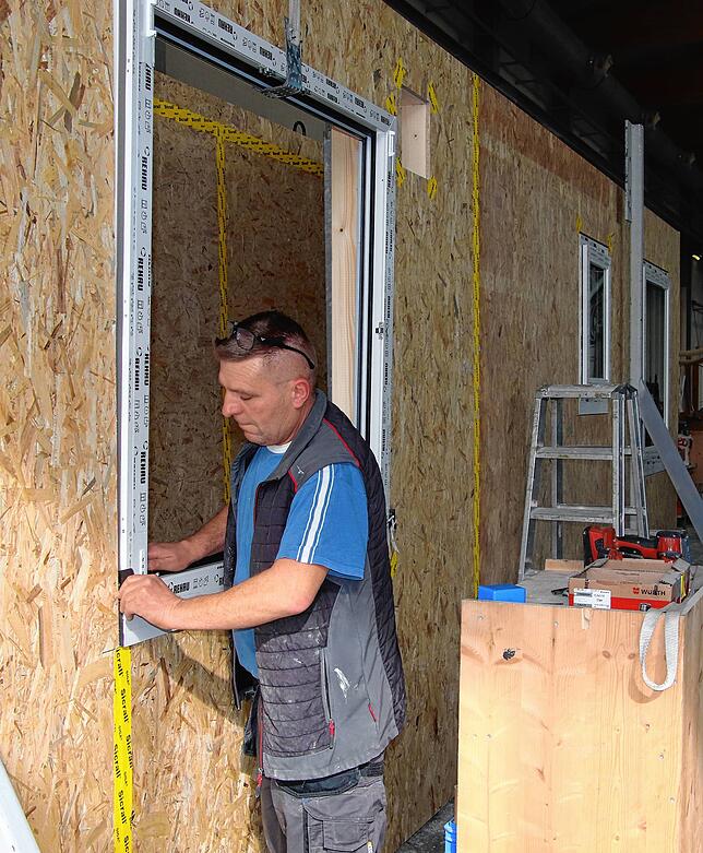Holzfaserplatten decken das Gebälk aus Fichtenholz im Inneren ab. Hier wird noch das Fenster eingebaut.