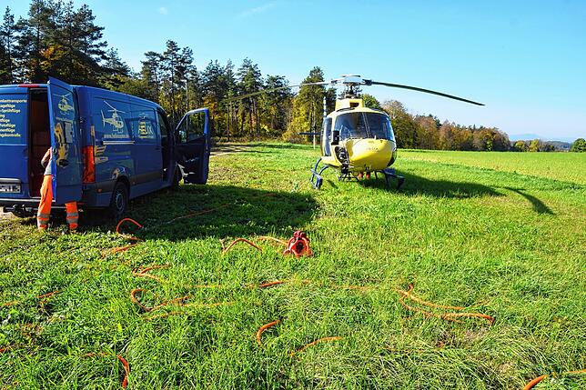 Vorbereitungen am Hubschrauber für den Einsatz in der Marienschlucht. Am Seil soll Gehölz raus und Material für die Bohrungen ...