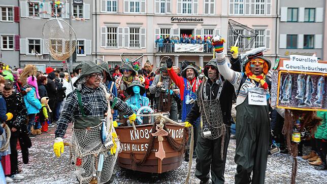 Bild 8: Großer Umzug 2023: Die Zuschauer bestaunen das bunte Treiben in Konstanz