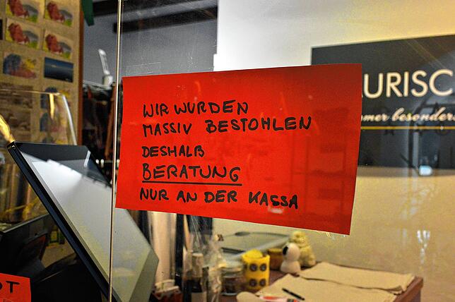 Nach dem Vorfall am Sonntag weist ein Schild darauf hin, dass Kunden künftig nur noch an der Kasse beraten werden.