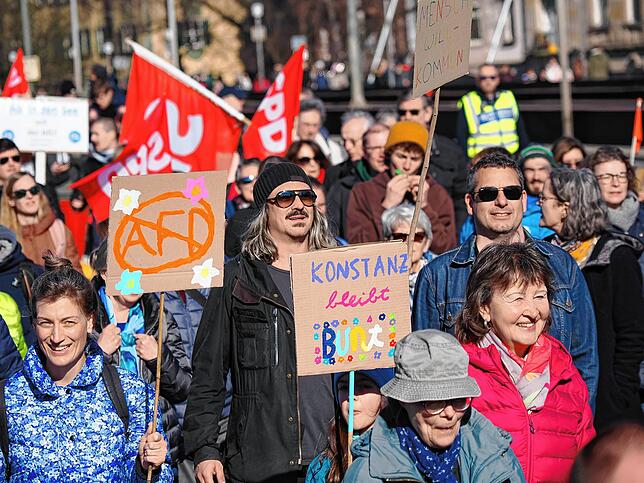 Auf vielen Transparenten bekennen Demonstrationsteilnehmer Farbe.