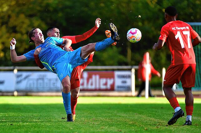 Abwehr: Aggelos Mitkidis vom FC Tiengen 08 fühlt sich als Außenverteidiger am wohlsten. Hier im Bezirksliga Spiel gegen den SV Buch.