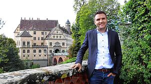 Bürgermeister Denis Lehmann vor dem Schloss Heiligenberg.