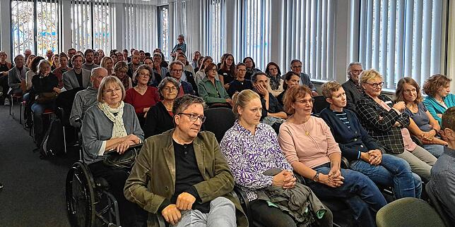 Die Gäste lauschen dem Vortrag zur Entstehung der Hochschulambulanz.