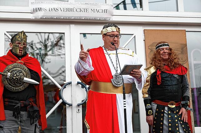 Bild 24: Rathaussturm in Moos: Gemeinde wehrt sich als römische Armee – Die Bilder vom Fasnacht-Spektakel!