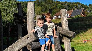 Fynn (6) und Leon (2) testen die Spielplätze in Waldshut-Tiengen auf Herz und Nieren.