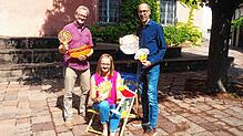 Bürgermeister Frank Harsch, Katrin Speck vom Kulturamt sowie Wirtschaftsförderer Peter Freisleben (von rechts) laden zum Altstadtfest ...