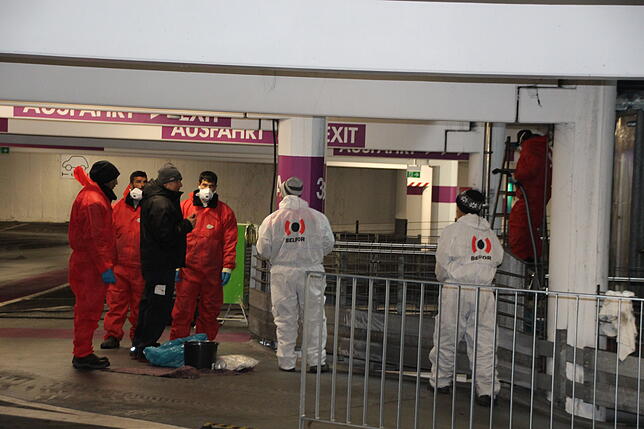 Ein 65-köpfiges Team arbeitet seit Donnerstag in der Tiefgarage.