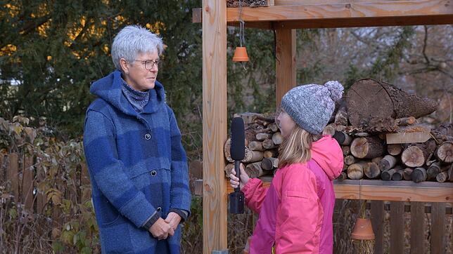 Luisa Breitsprecher ist mit ihren Reporterkollegen an der Eichendorffschule unterwegs und interviewt Gaby Hasenfratz.