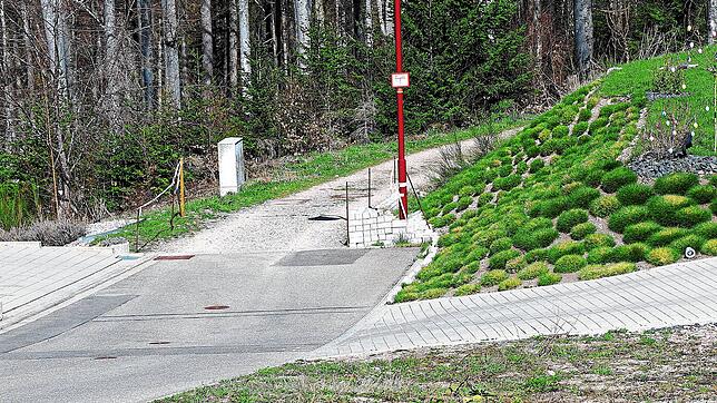 Das kleine Mäuerchen verhindert, dass der Waldweg von Fahrzeugen genutzt werden kann. Dieser soll aber im Zuge der Baumaßnahmen am ...