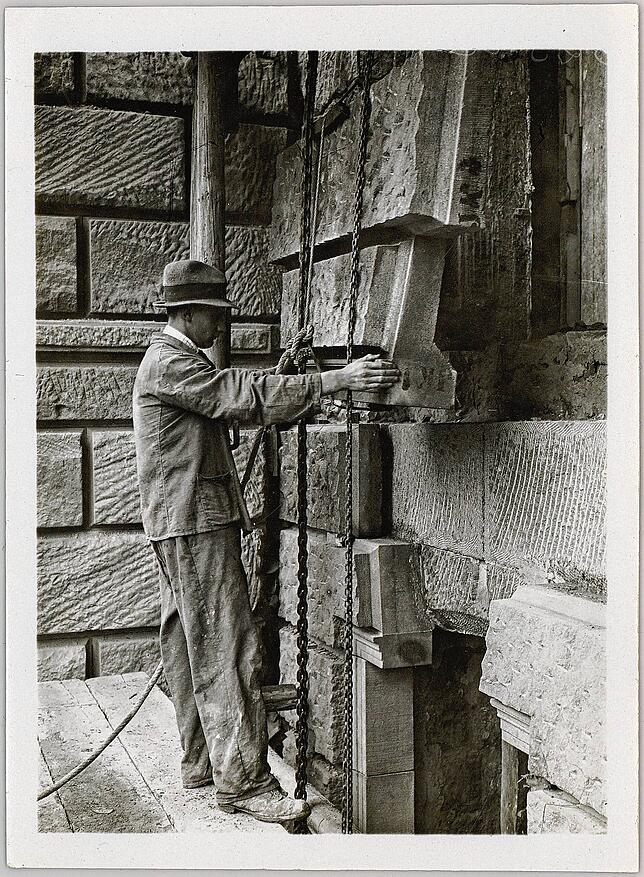 Ein Mann bei der Renovierung des Hauptgebäudes der ETH Zürich 1921.