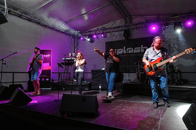 Bild 22: Seenachtfest 2024: Party auf dem Festgelände. Hier sorgen DJs und Bands für Stimmung bei den Gästen