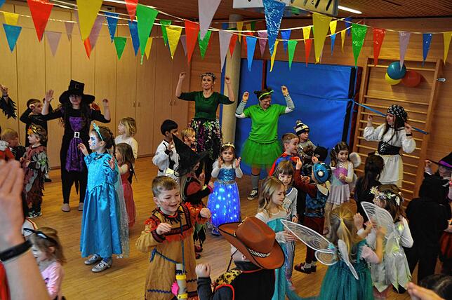 Bild 27: Narren befreien Kindergartenkinder in Hepbach und Leimbach – Die schönsten Bilder!