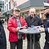 Birgit Wittig, Joachim Kudelka und Ludwig Lib (von links) unterhalten sich auf dem Wochenmarkt in Friedrichshafen mit Hans Hunger vom ...