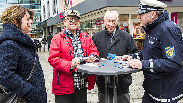 Birgit Wittig, Joachim Kudelka und Ludwig Lib (von links) unterhalten sich auf dem Wochenmarkt in Friedrichshafen mit Hans Hunger vom ...